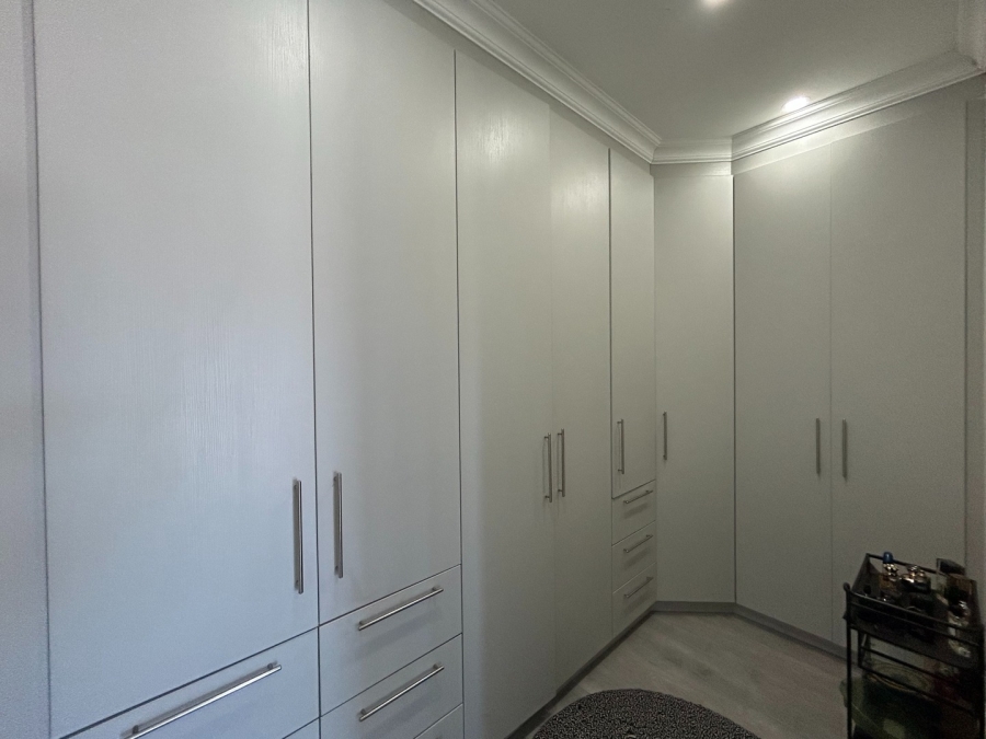 To Let 4 Bedroom Property for Rent in Sandown Western Cape